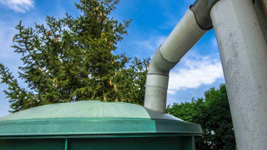 Water tank installation